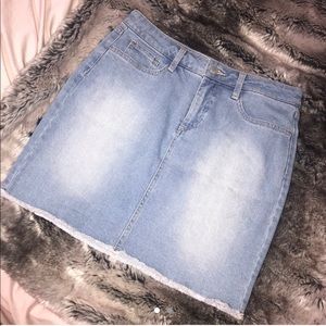 LIGHT-WASHED DENIM SKIRT
